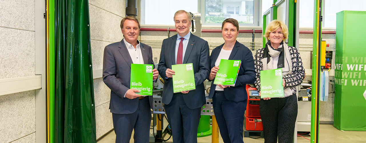 Präsentierten das neue WIFI-Kursprogramm unter dem Motto „Bleib neugierig“ – v.l. WKNÖ-Präsident Wolfgang Ecker, WIFI NÖ-Institutsvorstandsvorsitzender und WKNÖ-Vizepräsident Christian Moser, WIFI NÖ-Institutsleiterin Michaela Vorlaufer und WKNÖ-Direktor-Stv. Alexandra Höfer. Foto: Josef Bollwein /images/Bild 3-4 Text/KursbuchPK.jpg